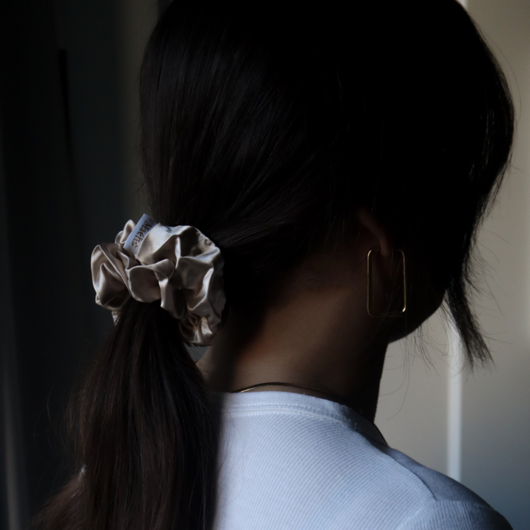 Grote scrunchies met model